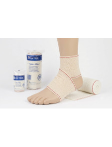 Venda elástica de crepé beige en tobillo de maniquí con envase original