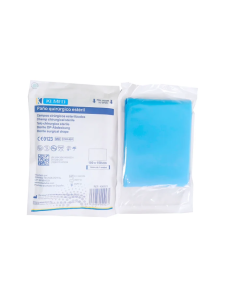 Paño quirúrgico estéril azul de 100 x 150 cm plegado junto a su sobre individual, sobre fondo blanco
